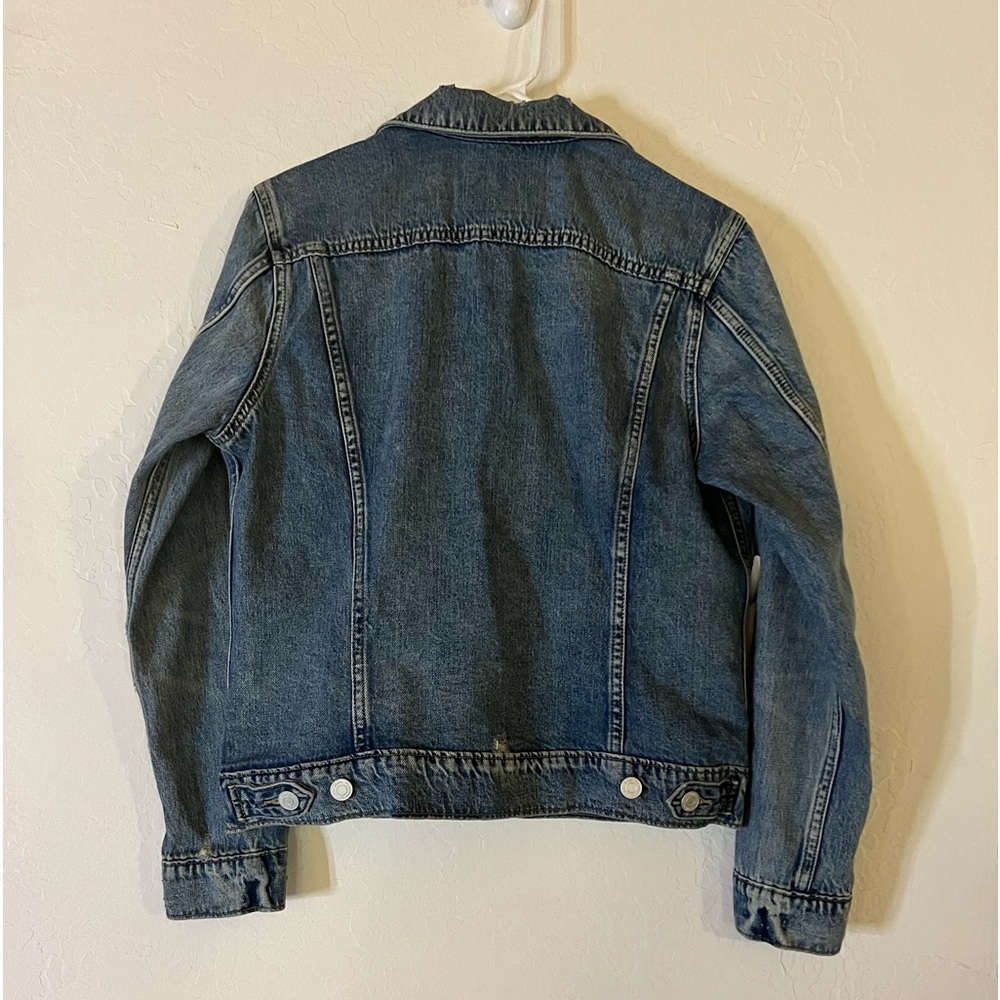 🩵✨Light washed Jean jacket✨🩵 - Picture 4 of 5